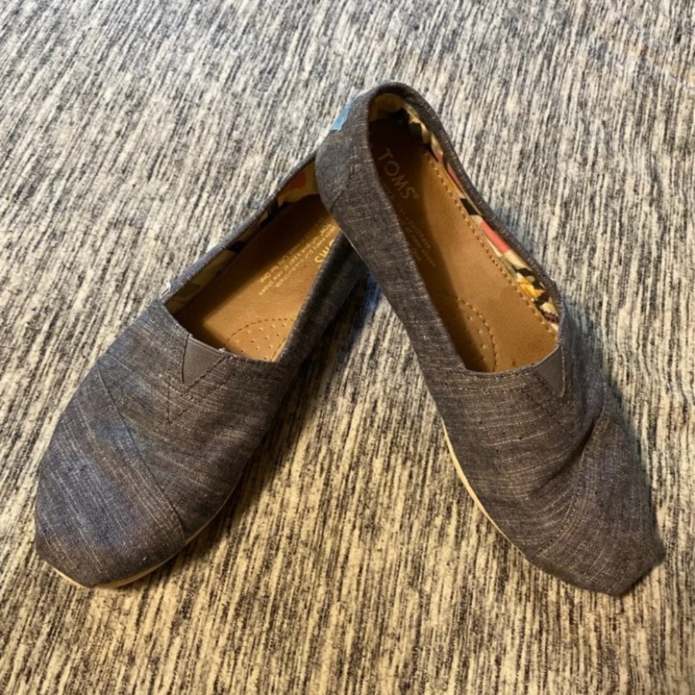 Women’s TOMS Size 7